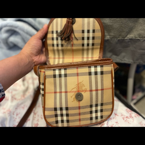 Burberry sling - Picture 1 of 2